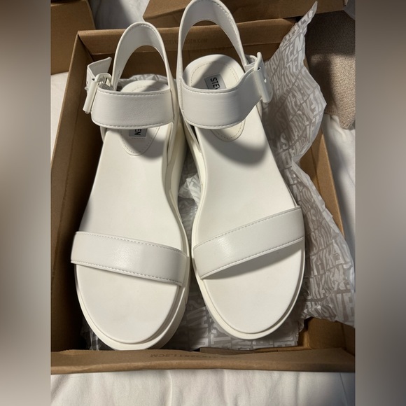 Brand New size 9 Steve Madden Sandals - Picture 1 of 2